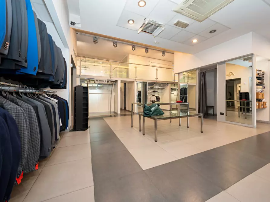 Immagine 3 di Negozio in affitto  in Via Tunisi 54 a Torino