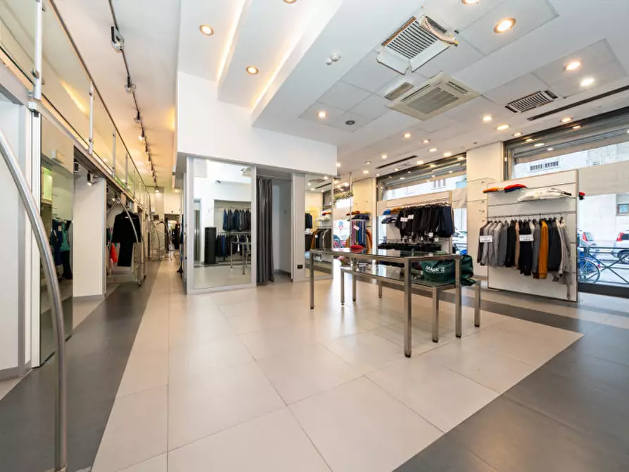 Immagine 4 di Negozio in affitto  in Via Tunisi 54 a Torino