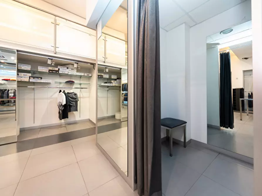 Immagine 5 di Negozio in affitto  in Via Tunisi 54 a Torino