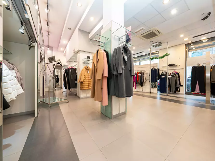 Immagine 10 di Negozio in affitto  in Via Tunisi 54 a Torino