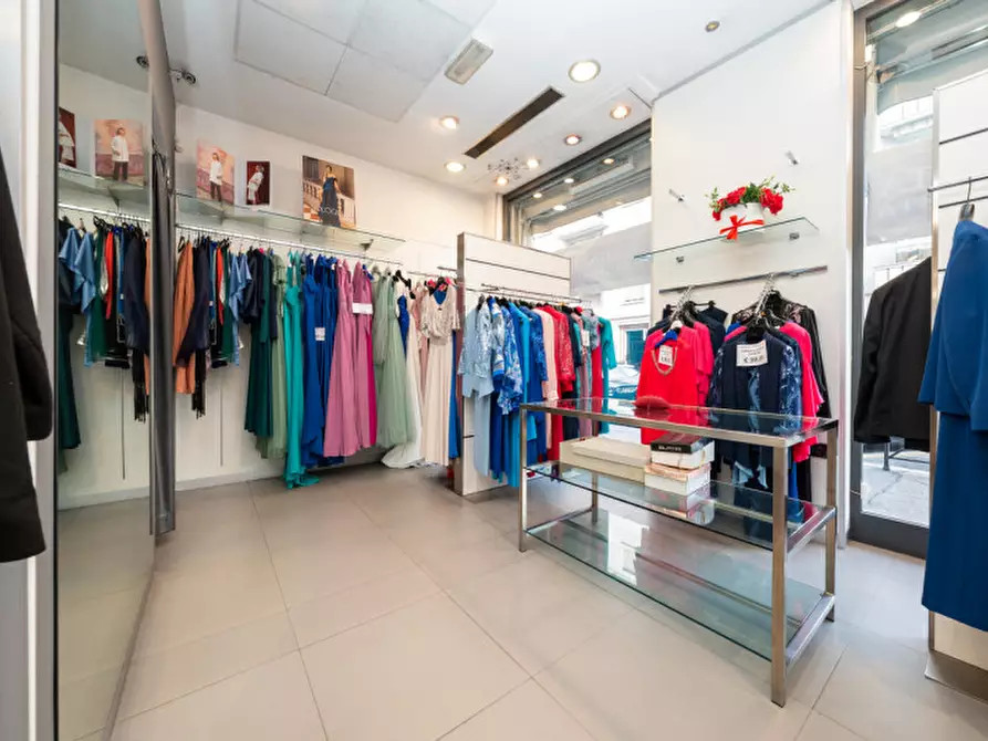 Immagine 18 di Negozio in affitto  in Via Tunisi 54 a Torino