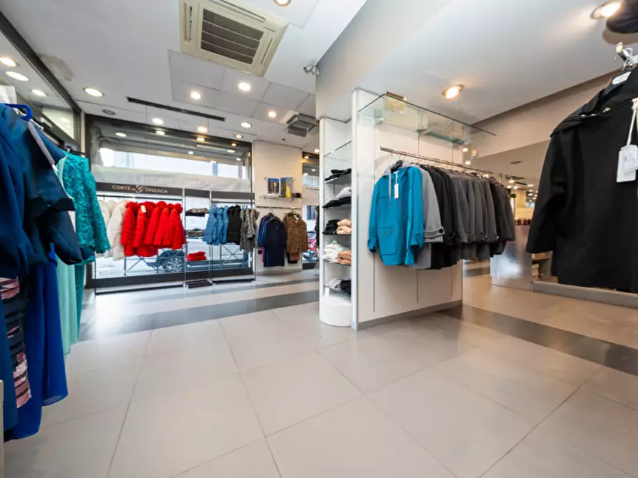 Immagine 19 di Negozio in affitto  in Via Tunisi 54 a Torino