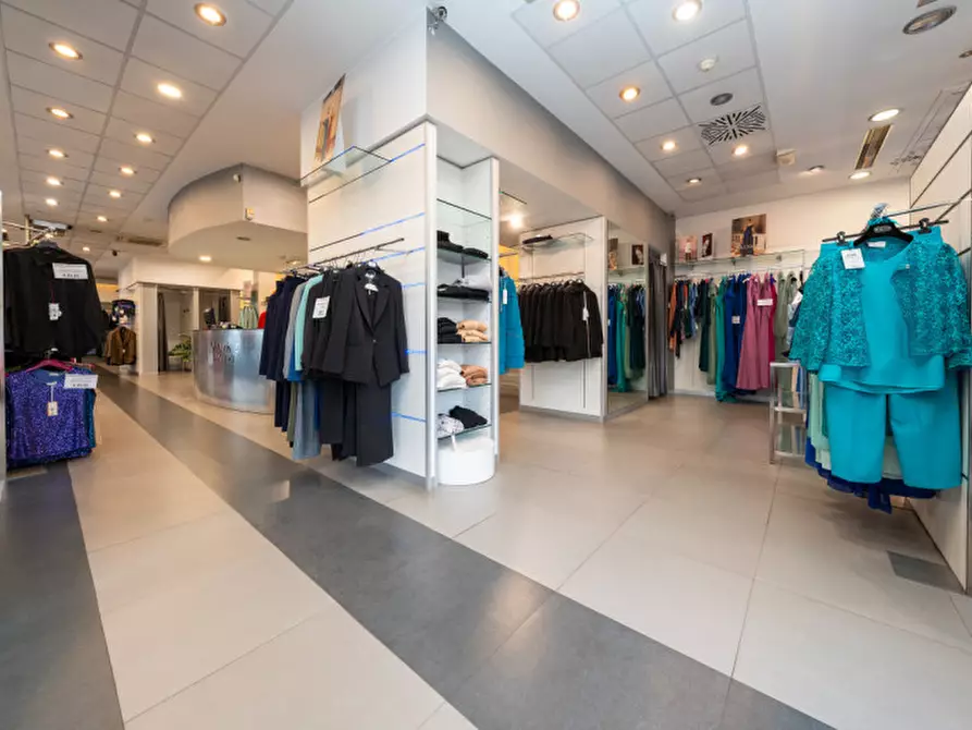 Immagine 21 di Negozio in affitto  in Via Tunisi 54 a Torino