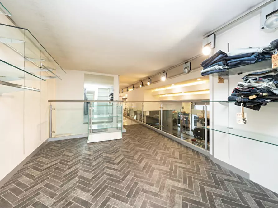 Immagine 25 di Negozio in affitto  in Via Tunisi 54 a Torino