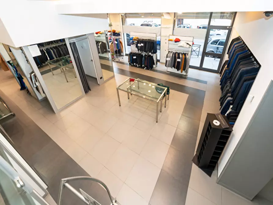 Immagine 27 di Negozio in affitto  in Via Tunisi 54 a Torino