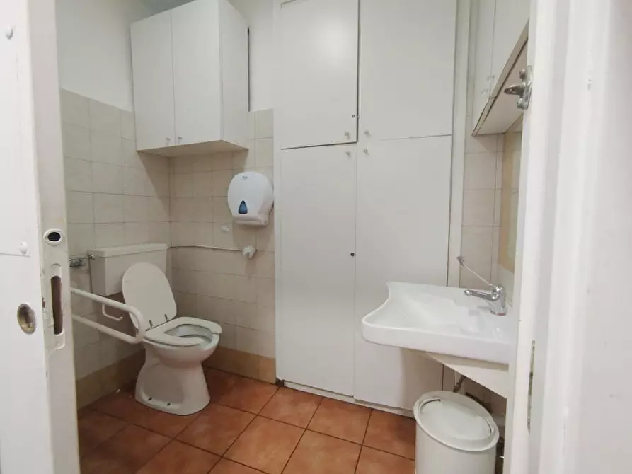 Immagine 5 di Negozio in vendita  in Via Luigi Cibrario 9 a Torino