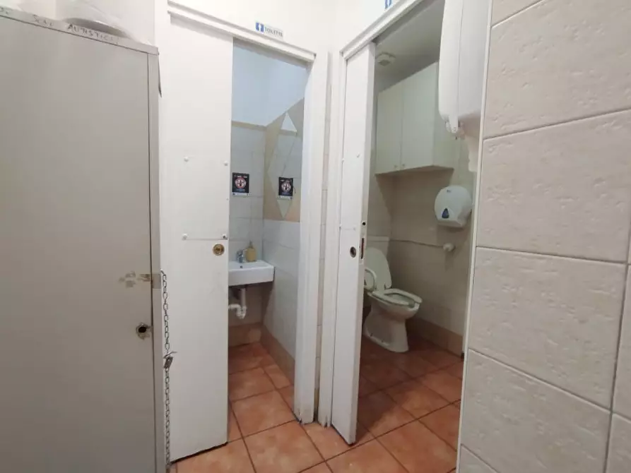 Immagine 10 di Negozio in vendita  in Via Luigi Cibrario 9 a Torino