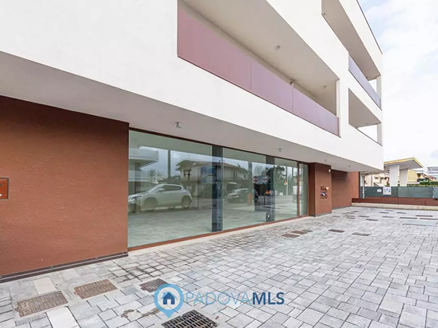 Immagine 1 di Negozio in vendita  in Via vigoneovese a Padova