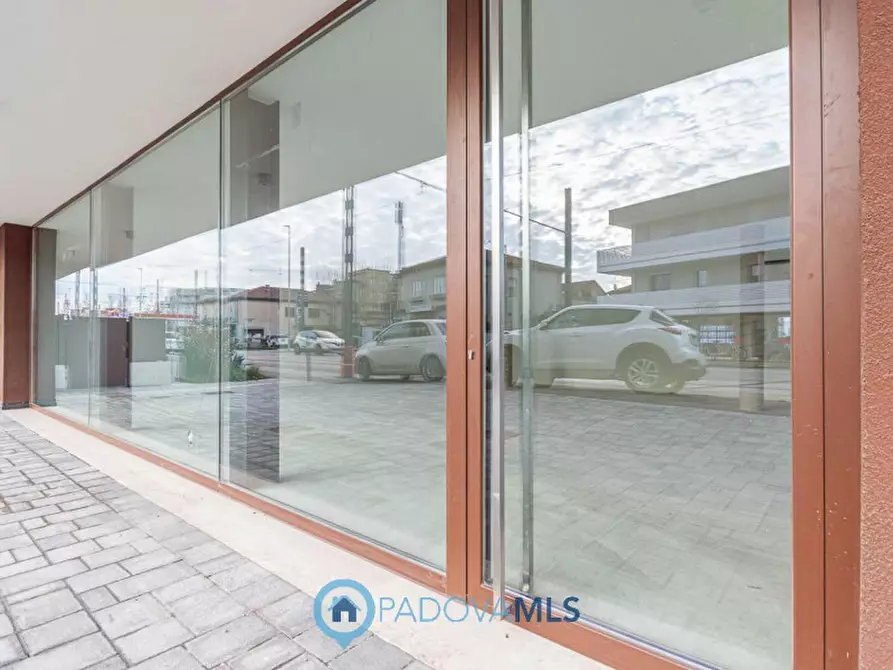 Immagine 4 di Negozio in vendita  in Via vigoneovese a Padova