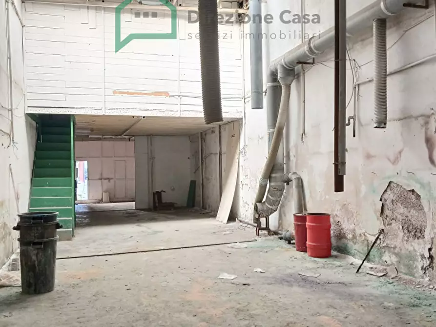 Immagine 4 di Negozio in affitto  in Calata Capodichino a Napoli