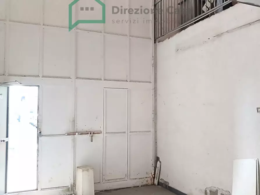 Immagine 5 di Negozio in affitto  in Calata Capodichino a Napoli