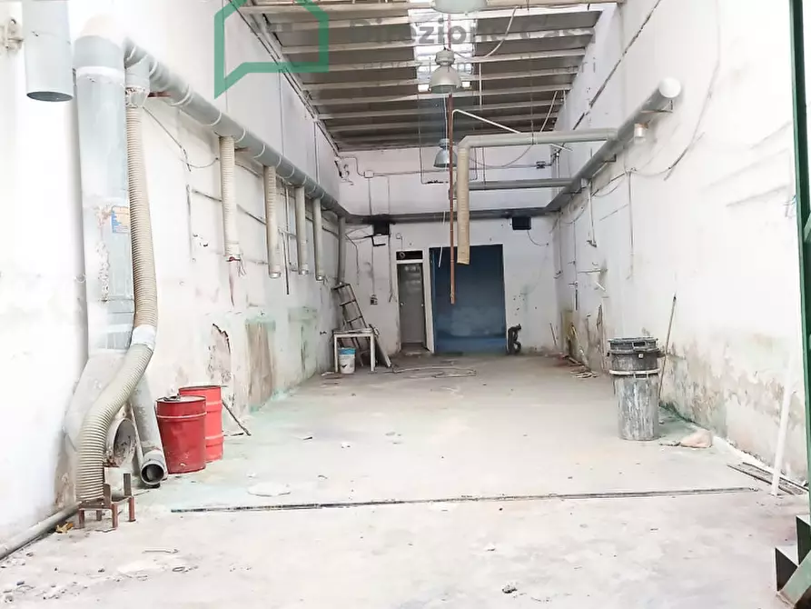 Immagine 6 di Negozio in affitto  in Calata Capodichino a Napoli