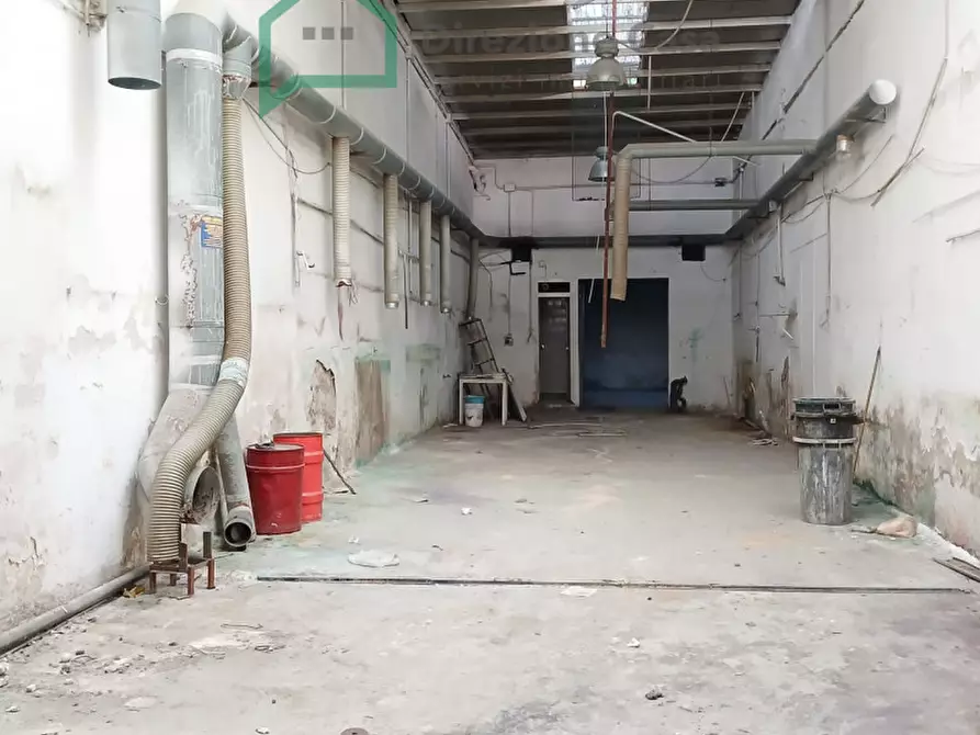 Immagine 8 di Negozio in affitto  in Calata Capodichino a Napoli