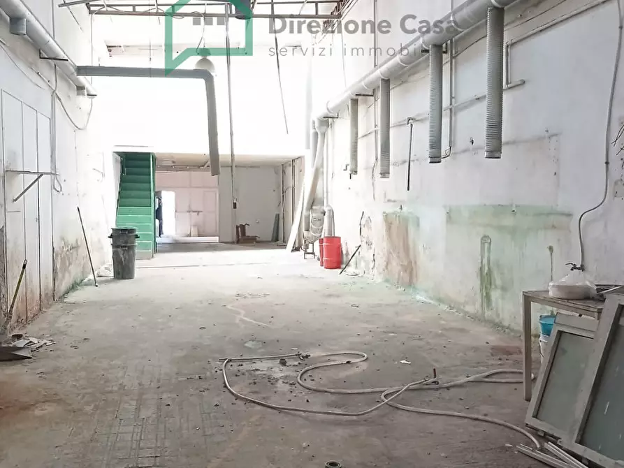 Immagine 9 di Negozio in affitto  in Calata Capodichino a Napoli