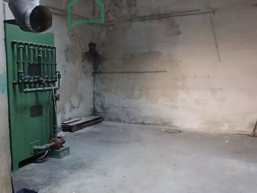 Immagine 11 di Negozio in affitto  in Calata Capodichino a Napoli