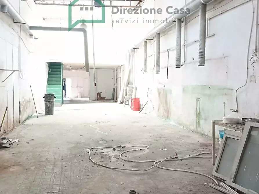 Immagine 12 di Negozio in affitto  in Calata Capodichino a Napoli