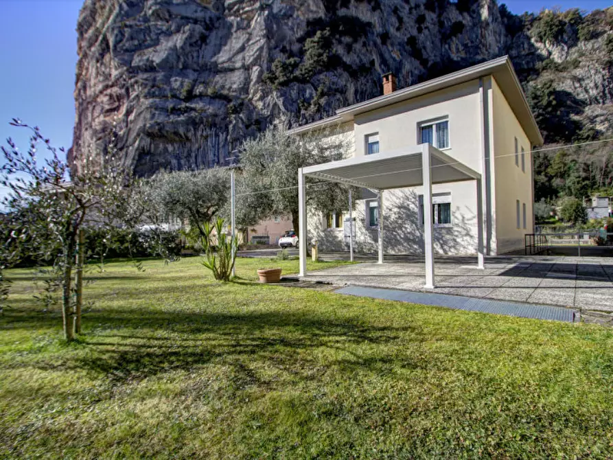 Immagine 1 di Villa in vendita  in Via Paolina Caproni Maini a Arco