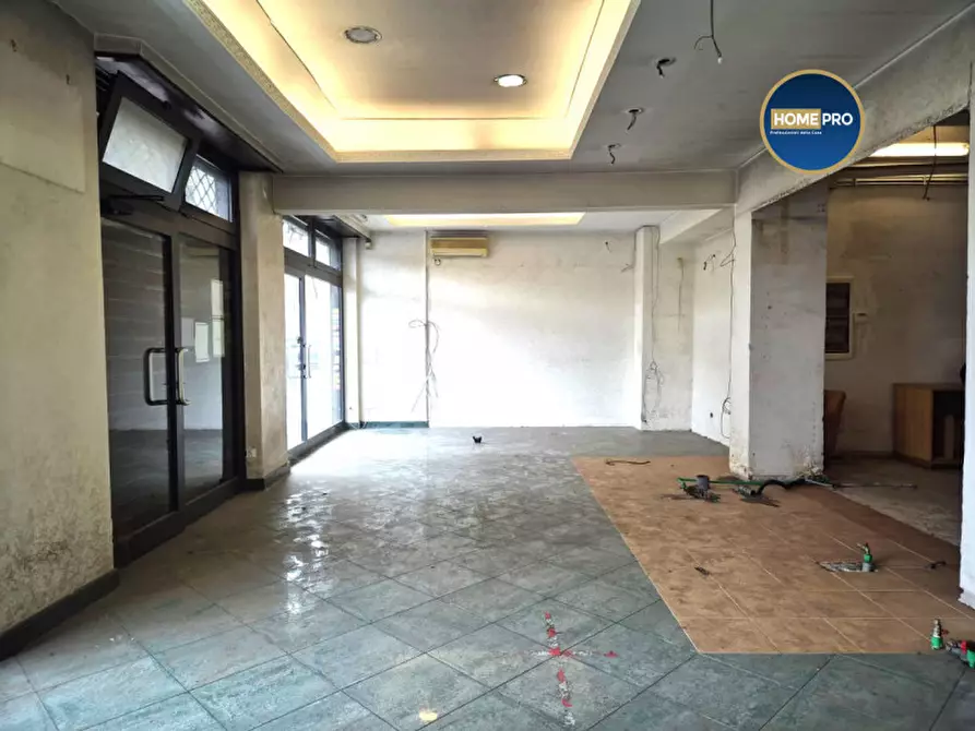 Immagine 4 di Negozio in vendita  in via Genazzano a Roma