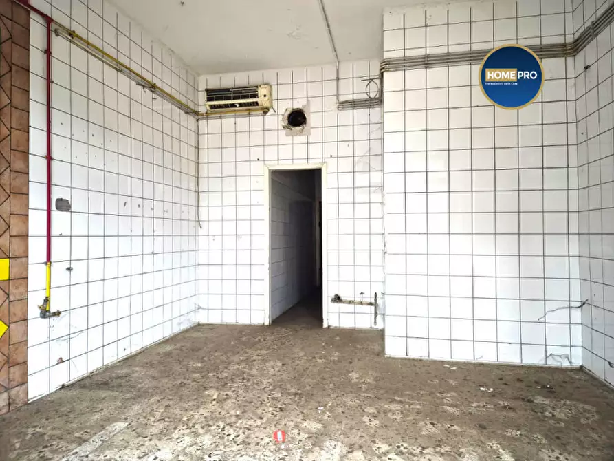 Immagine 9 di Negozio in vendita  in via Genazzano a Roma