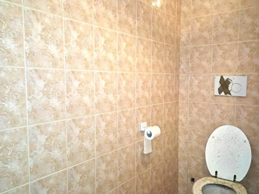 Immagine 10 di Negozio in vendita  in via Genazzano a Roma