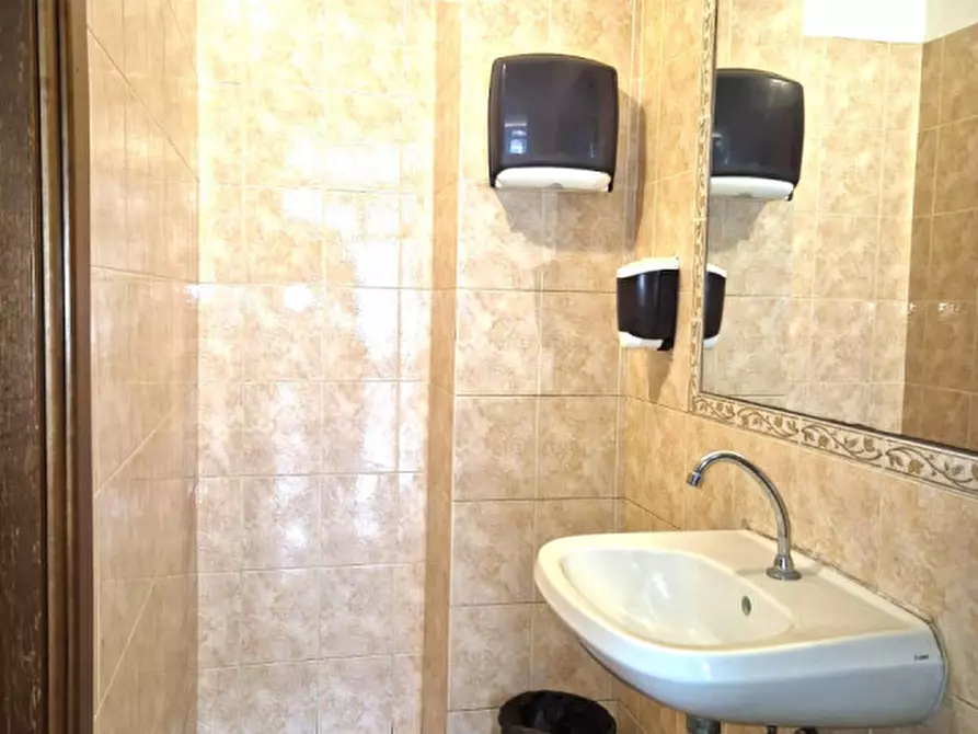 Immagine 11 di Negozio in vendita  in via Genazzano a Roma