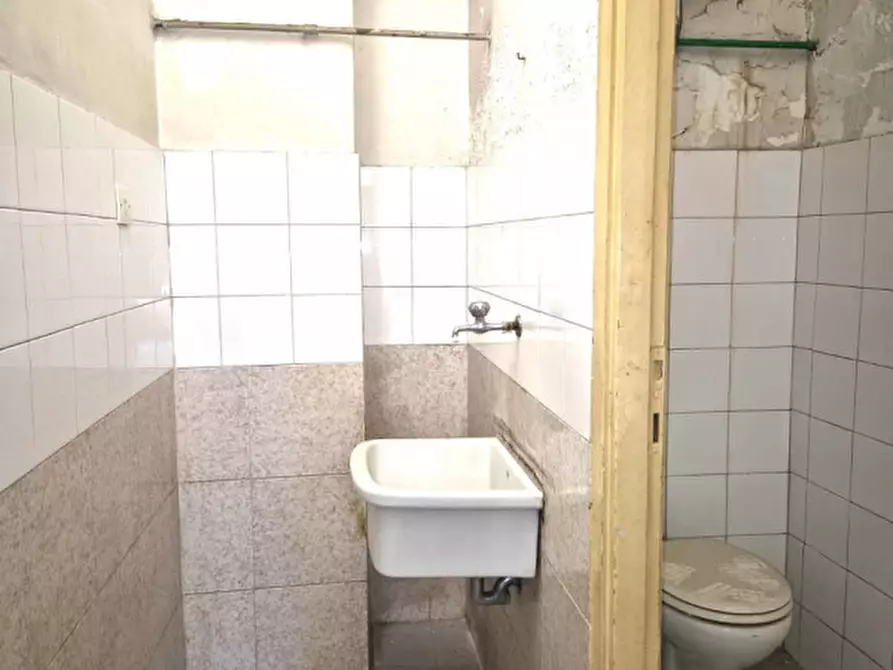 Immagine 12 di Negozio in vendita  in via Genazzano a Roma