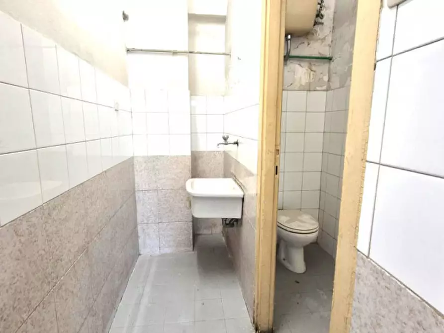 Immagine 13 di Negozio in vendita  in via Genazzano a Roma