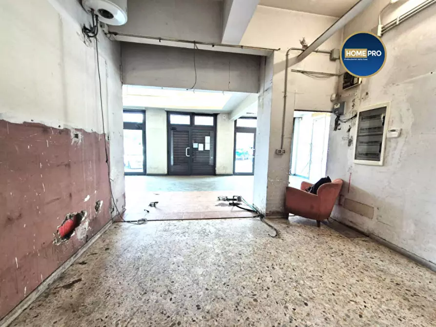 Immagine 15 di Negozio in vendita  in via Genazzano a Roma