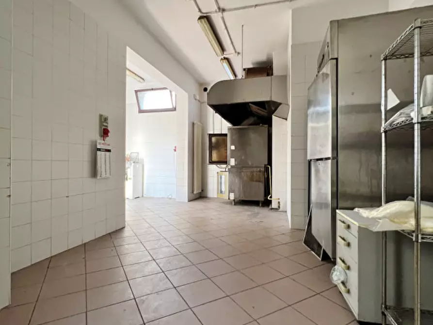 Immagine 6 di Negozio in vendita  a Santa Giustina In Colle