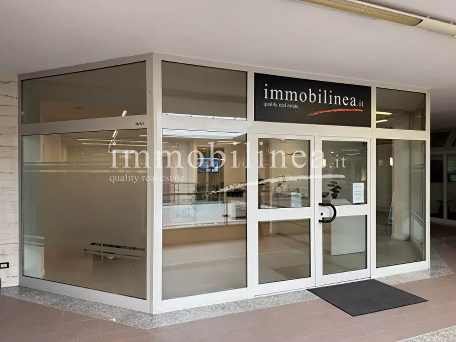 Immagine 1 di Negozio in vendita  a Lazise