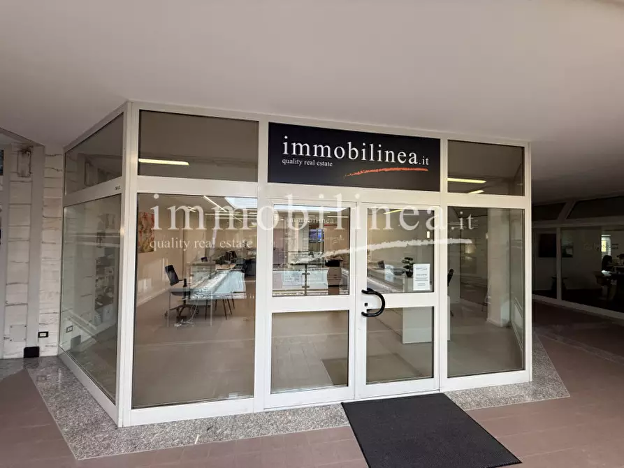 Immagine 2 di Negozio in vendita  a Lazise