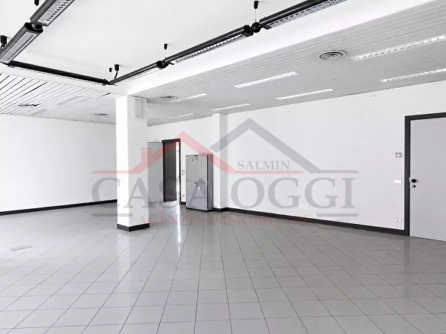 Immagine 1 di Negozio in vendita  in Via Roma n.362 a Cervarese Santa Croce