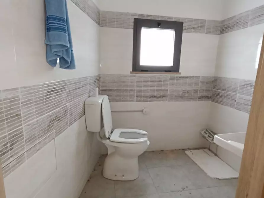 Immagine 10 di Negozio in affitto  in via Vestina a Montesilvano