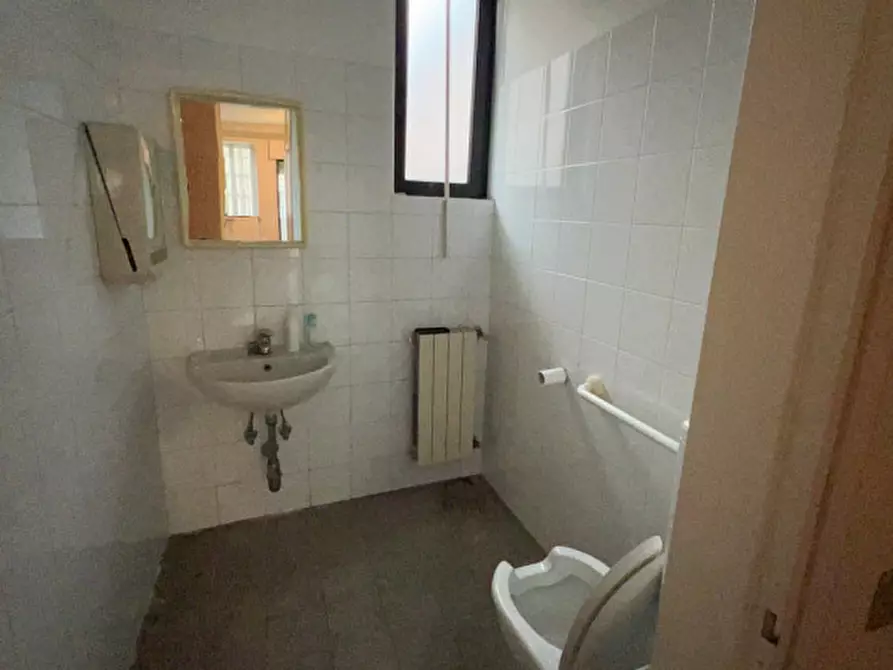 Immagine 6 di Negozio in vendita  in Via Berra a Gerenzano