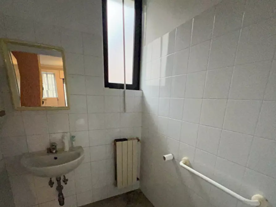 Immagine 8 di Negozio in vendita  in Via Berra a Gerenzano