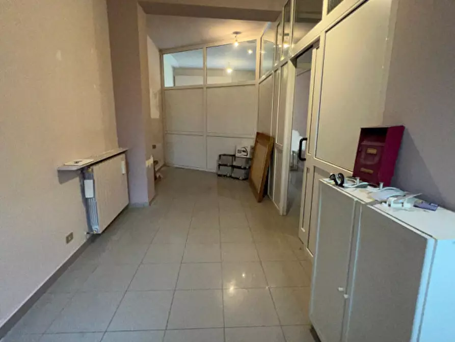 Immagine 10 di Negozio in vendita  in Via Berra a Gerenzano