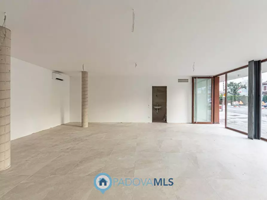 Immagine 7 di Negozio in vendita  in Via Piovese a Padova