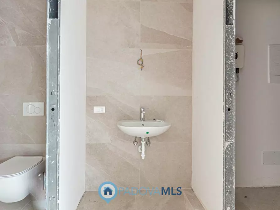 Immagine 11 di Negozio in vendita  in Via Piovese a Padova