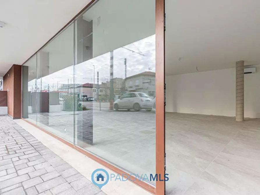 Immagine 15 di Negozio in vendita  in Via Piovese a Padova