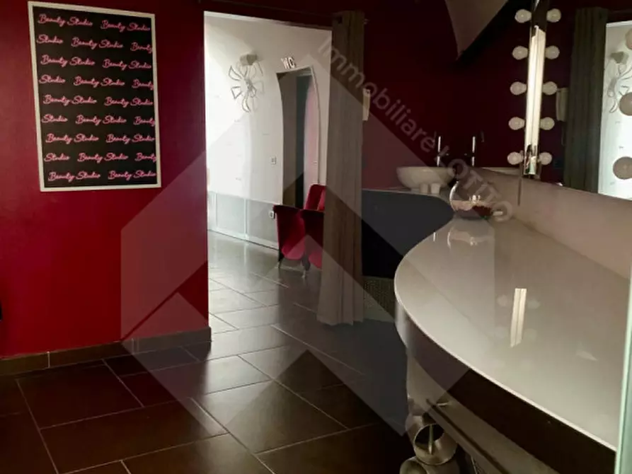 Immagine 10 di Negozio in affitto  in Via Ferrucci 144 a Andria