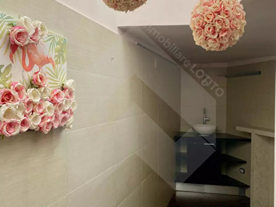 Immagine 11 di Negozio in affitto  in Via Ferrucci 144 a Andria