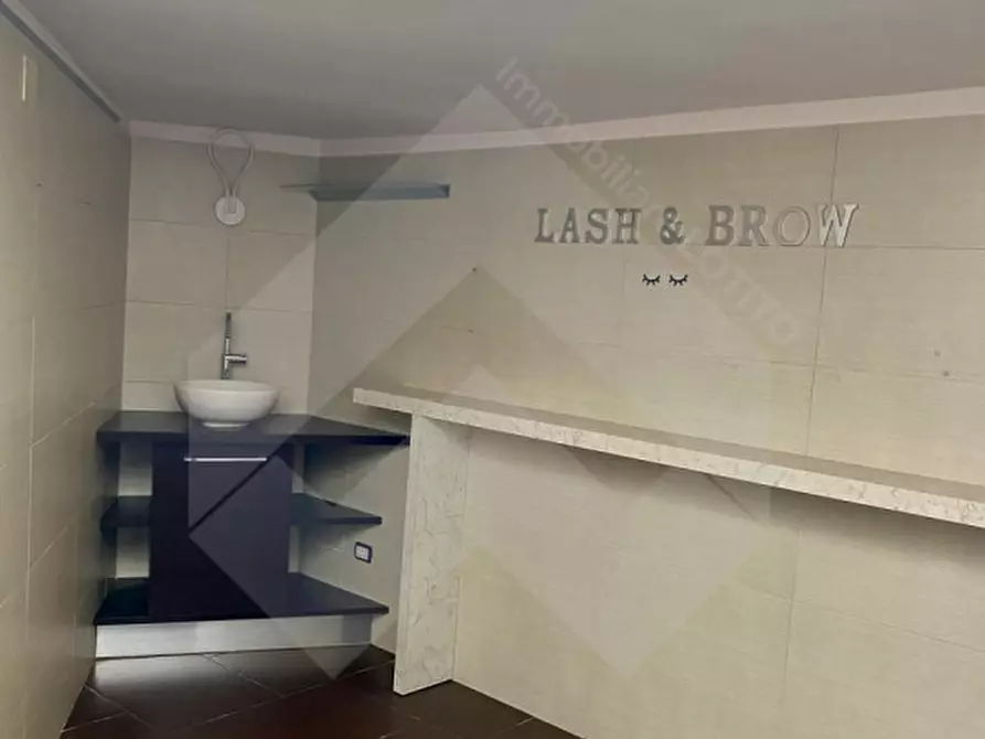 Immagine 12 di Negozio in affitto  in Via Ferrucci 144 a Andria