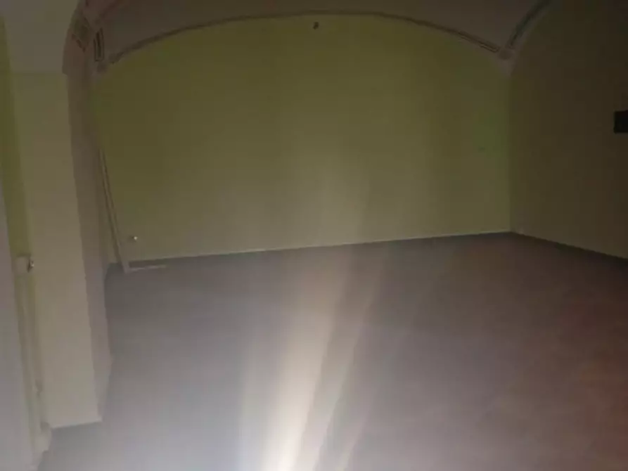 Immagine 4 di Attività commerciale in affitto  in via san biagio ai librai 123 a Napoli