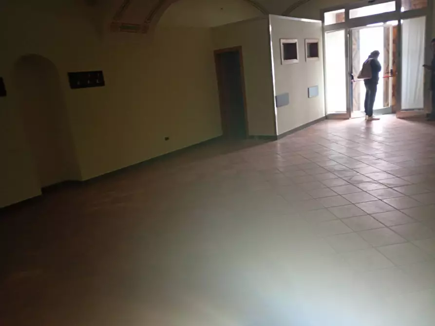 Immagine 6 di Attività commerciale in affitto  in via san biagio ai librai 123 a Napoli