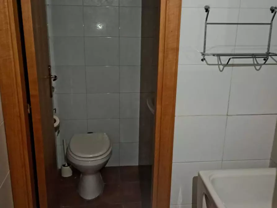 Immagine 11 di Attività commerciale in affitto  in via san biagio ai librai 123 a Napoli