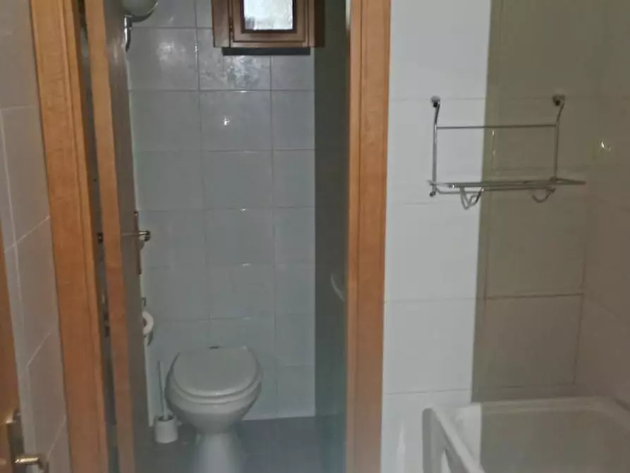 Immagine 12 di Attività commerciale in affitto  in via san biagio ai librai 123 a Napoli