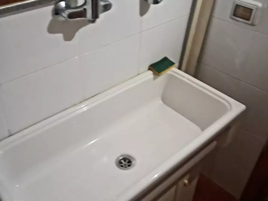 Immagine 13 di Attività commerciale in affitto  in via san biagio ai librai 123 a Napoli