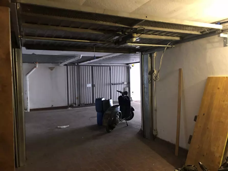 Immagine 7 di Garage in vendita  a Bologna