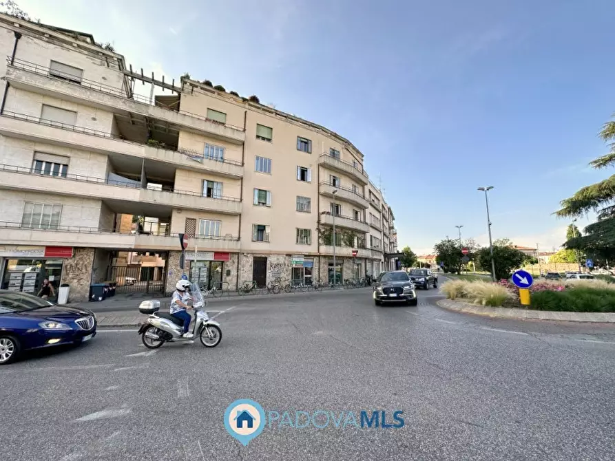 Immagine 12 di Negozio in vendita  in piazzale San Giovanni a Padova