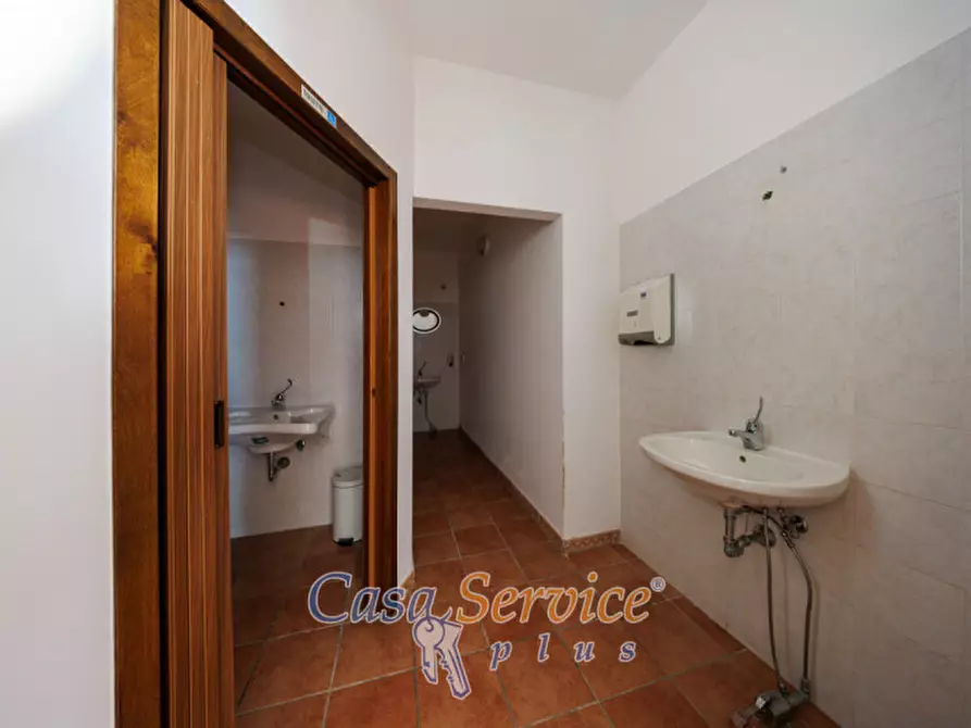 Immagine 26 di Negozio in affitto  in Via Carlo Del Prete a Ruffano